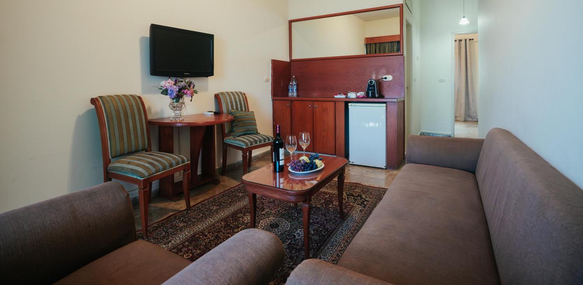 Holiday Suites Hotel&Beach Resort Jounieh Exterior foto