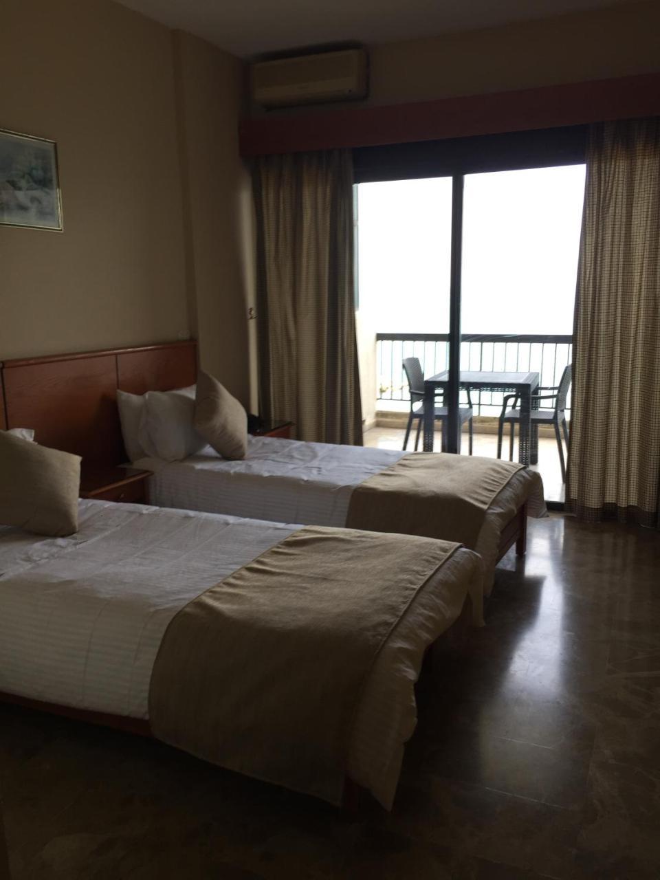 Holiday Suites Hotel&Beach Resort Jounieh Exterior foto