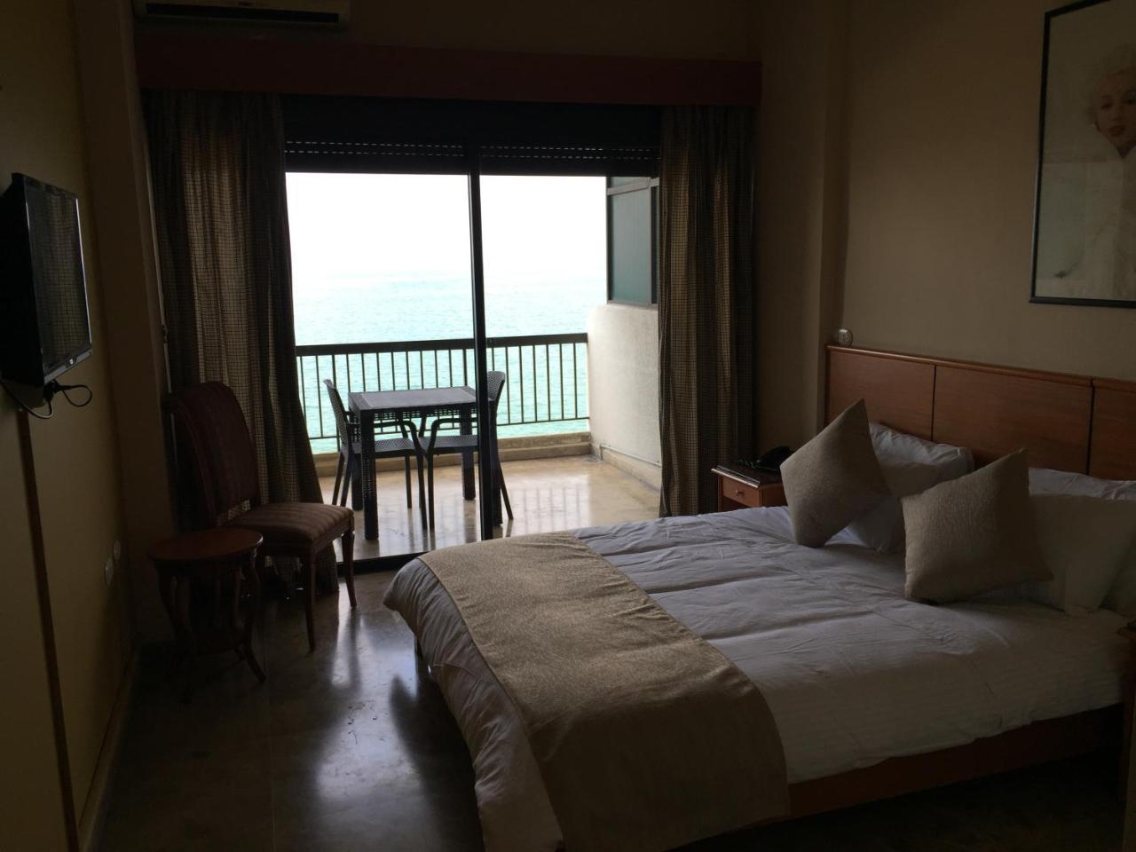 Holiday Suites Hotel&Beach Resort Jounieh Exterior foto