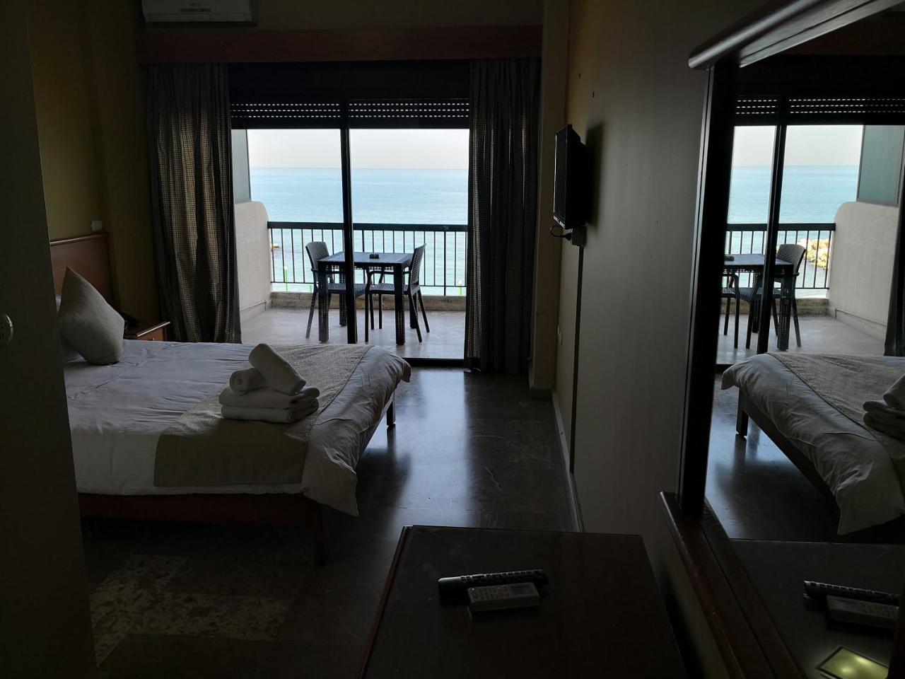 Holiday Suites Hotel&Beach Resort Jounieh Exterior foto