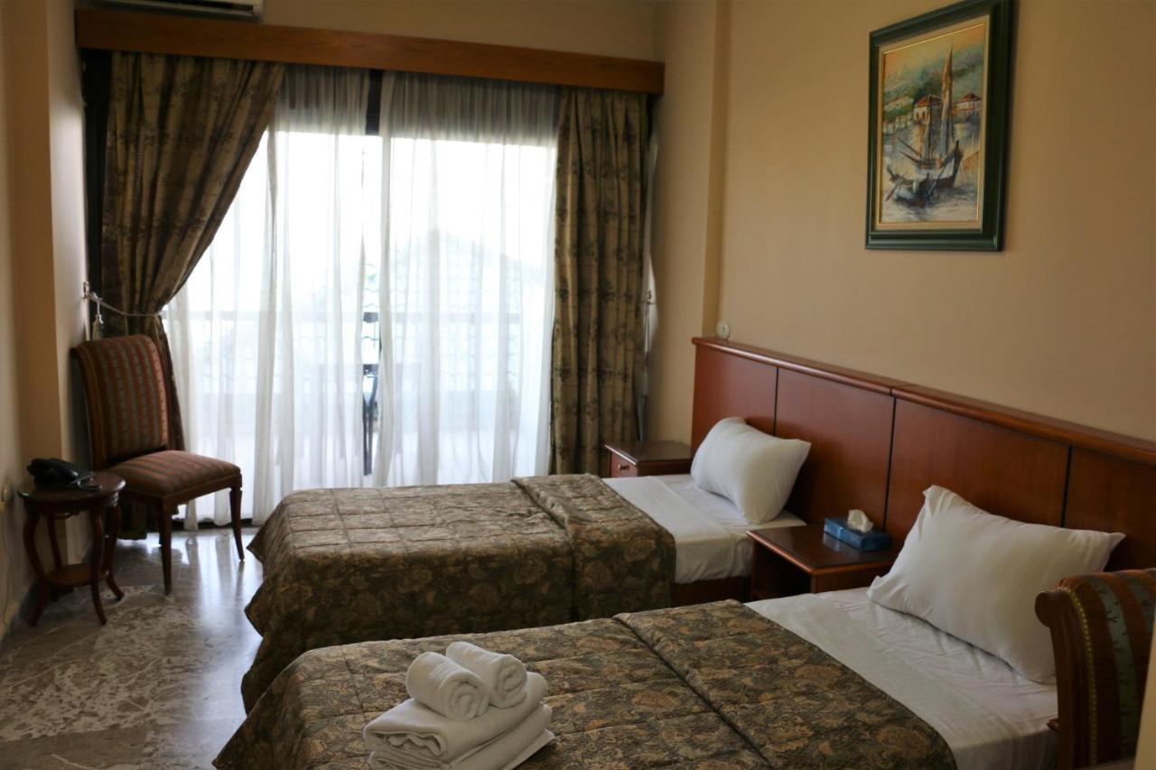 Holiday Suites Hotel&Beach Resort Jounieh Exterior foto