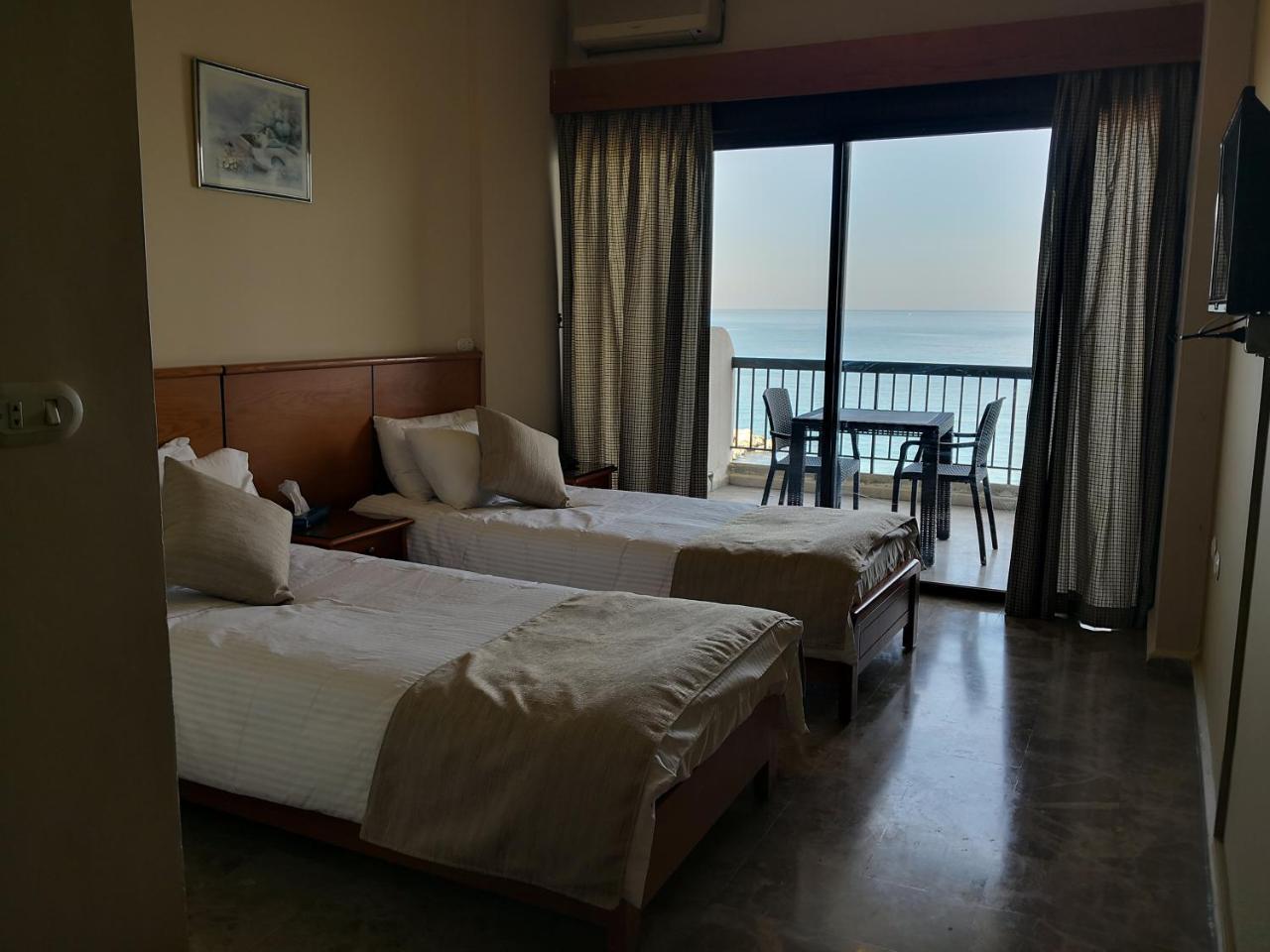 Holiday Suites Hotel&Beach Resort Jounieh Exterior foto
