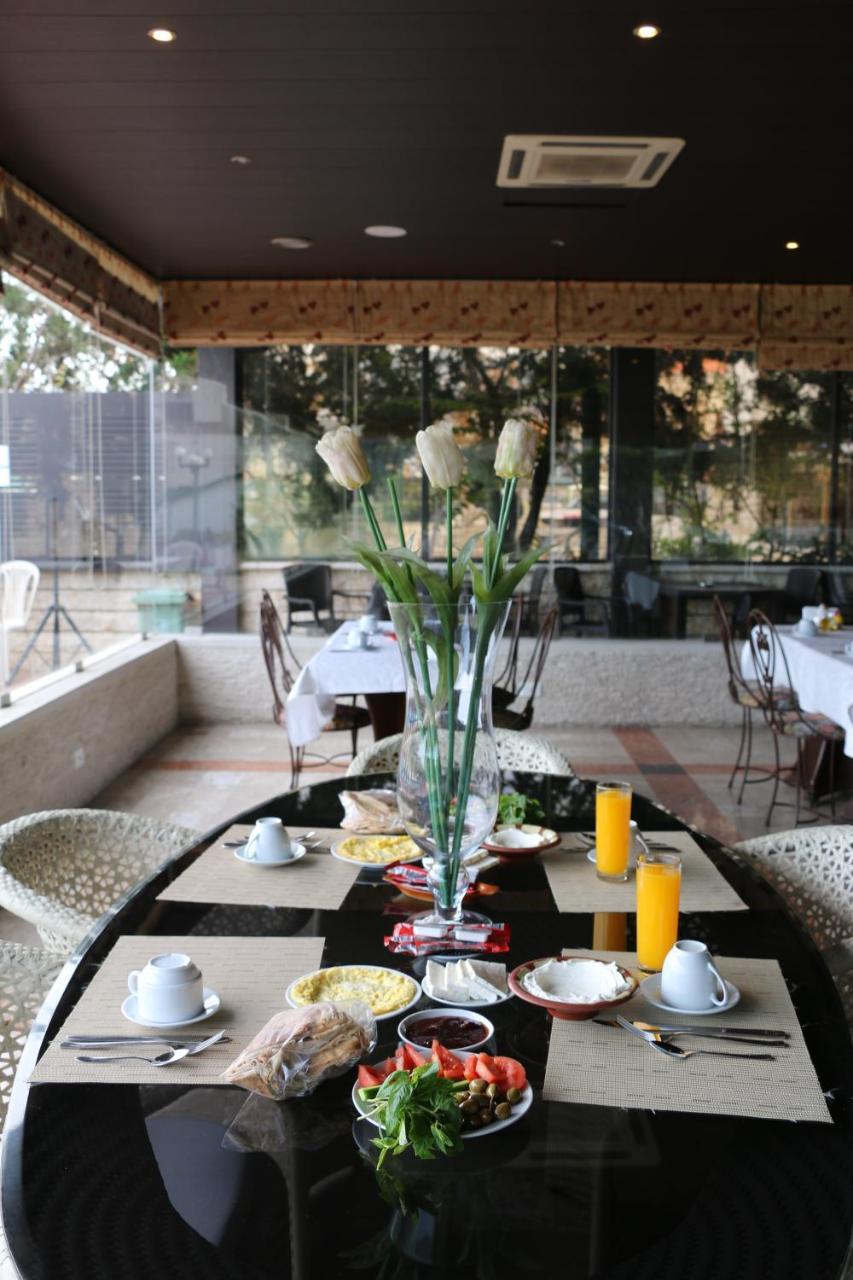 Holiday Suites Hotel&Beach Resort Jounieh Exterior foto