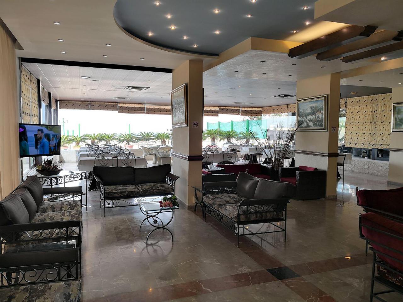 Holiday Suites Hotel&Beach Resort Jounieh Exterior foto