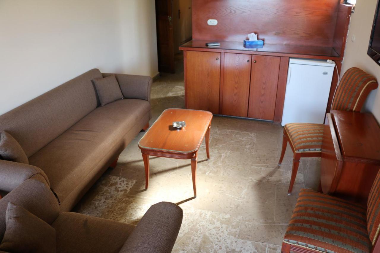 Holiday Suites Hotel&Beach Resort Jounieh Exterior foto