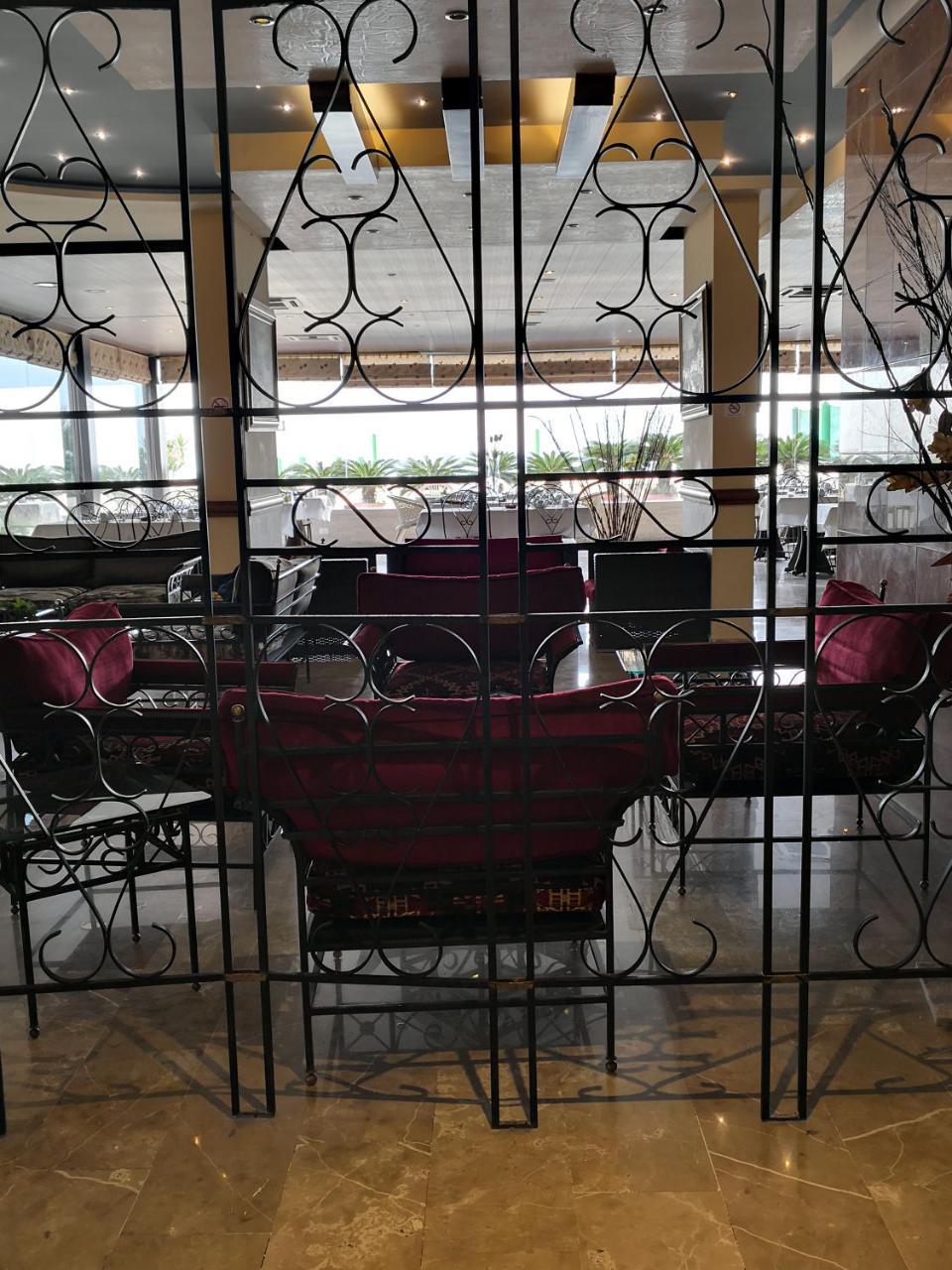 Holiday Suites Hotel&Beach Resort Jounieh Exterior foto