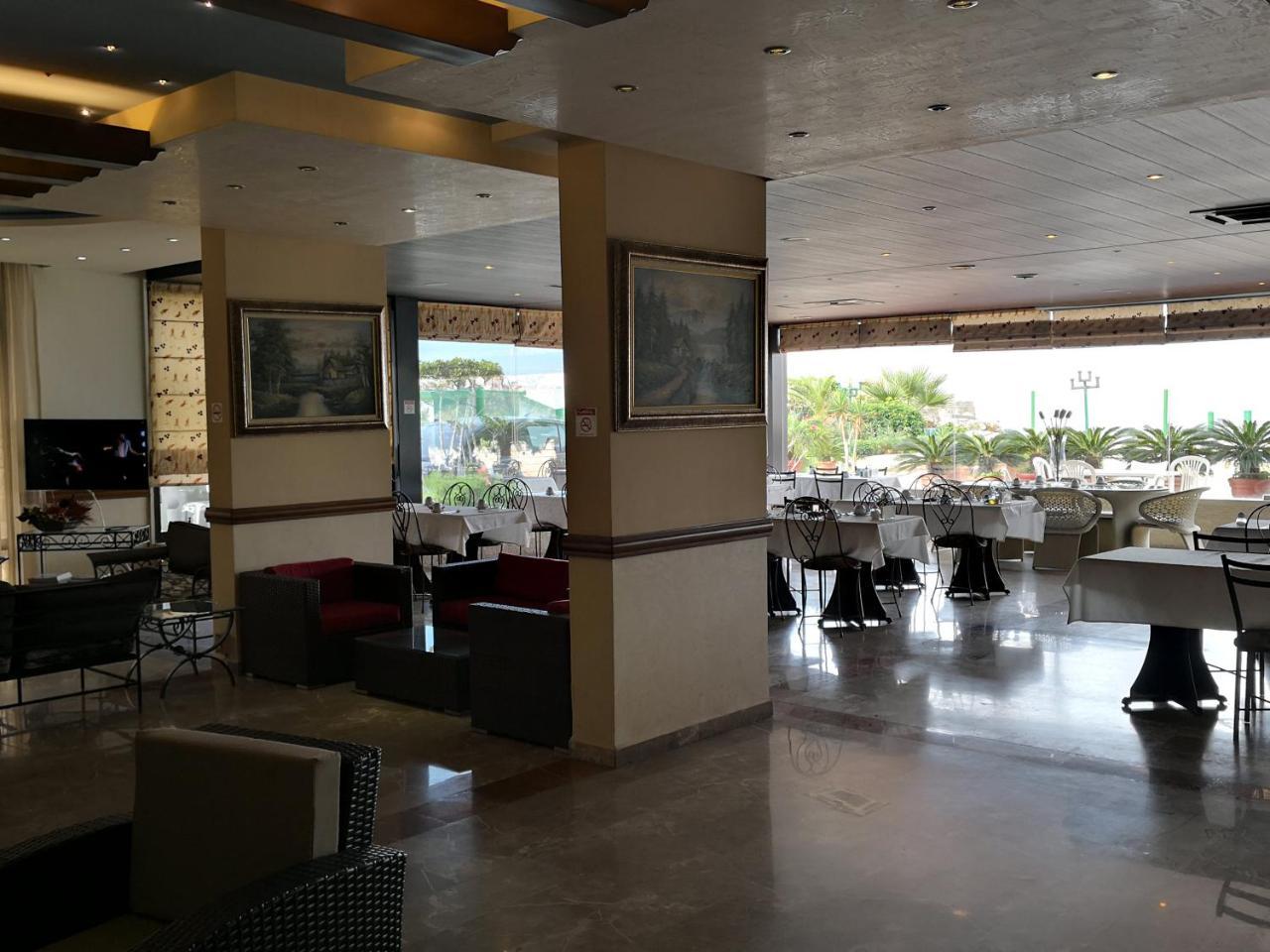 Holiday Suites Hotel&Beach Resort Jounieh Exterior foto