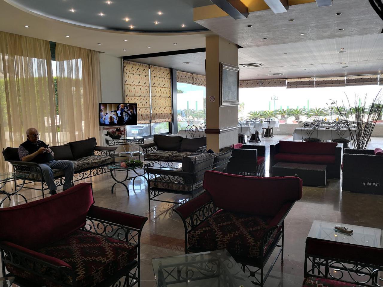 Holiday Suites Hotel&Beach Resort Jounieh Exterior foto