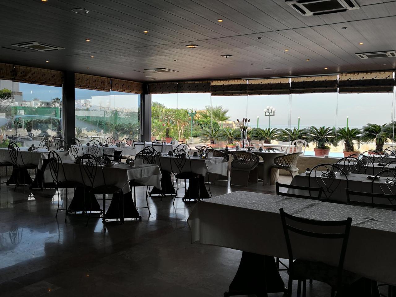 Holiday Suites Hotel&Beach Resort Jounieh Exterior foto